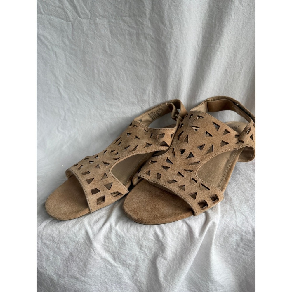 Me Too Madelyn Tan Suede Laser Cut Block Heel Sandals Womens 11M M205143